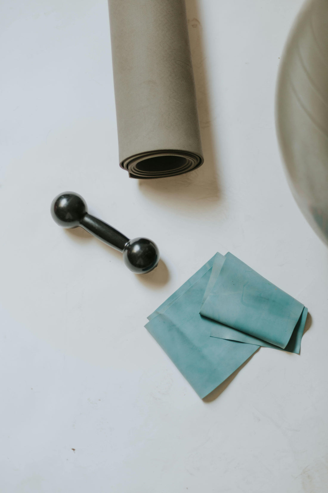 Kompakt hjemmetreningsutstyr med matte, manual og treningsstrikk
